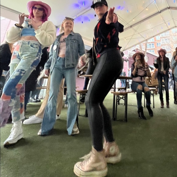 Meet your Posher, Andrea - Picture 2 of 2